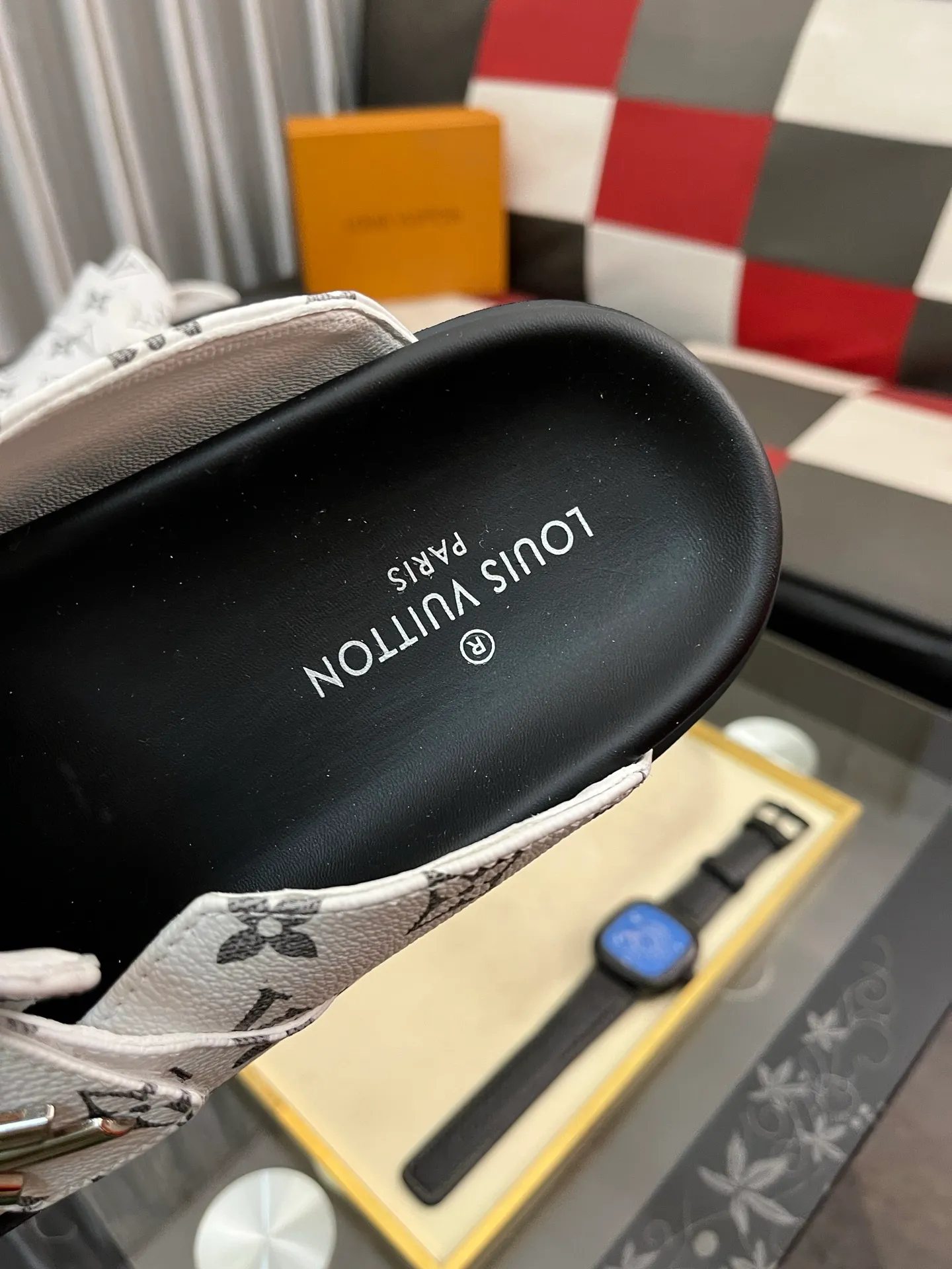 Men's men's shoes 💰420⌚️⌚️lv new Baotou half-slippers winterbreak comfert flat slippers lv letter and monogram floral embellished leather pattern, with sheepskin lining, suitable for indoor and outdoor wear. The water table is made of high-density foam material, which is light and comfortable. The sole has a certain thickness and the anti-aging effect is also good! Premium size: 38-444️⃣Colors available